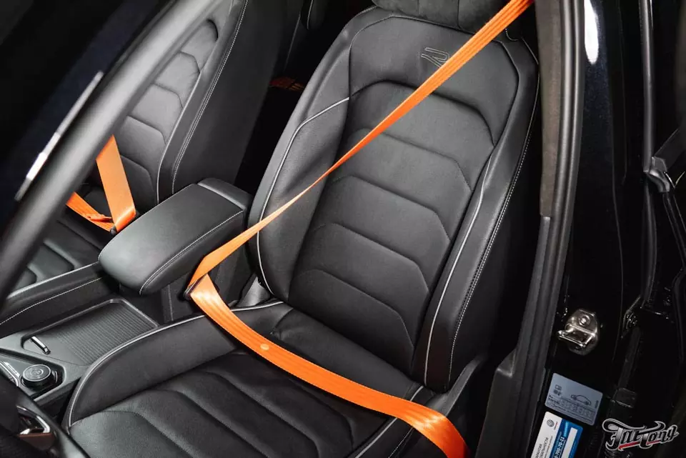 VW Tiguan. Изготовили кованые диски, спроектировали выхлопную трассу под Stage 3, установили новую тормозную систему и оранжевые ремни безопасности.